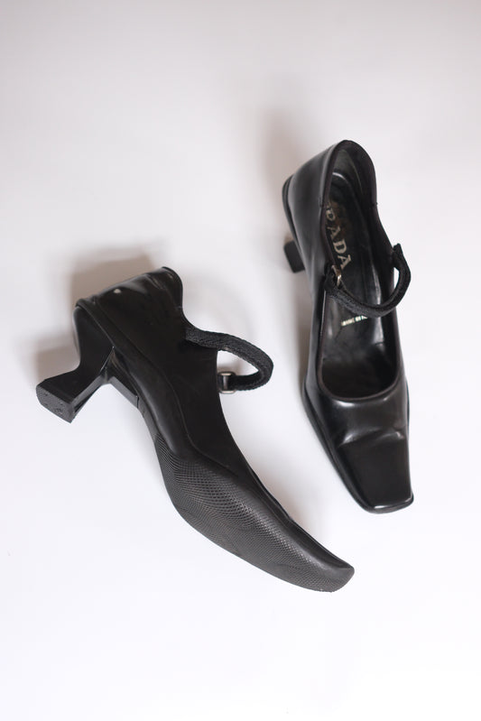 Prada FW 1999 black leather mary jane heels